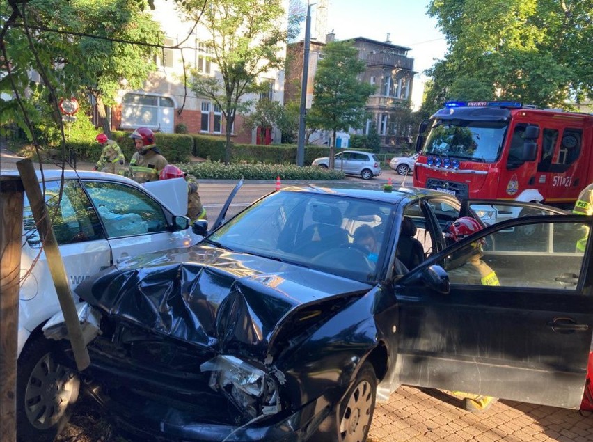 Sopot. Zderzenie czołowe dwóch samochodów osobowych na al. Niepodległości, jedna osoba jest poszkodowana