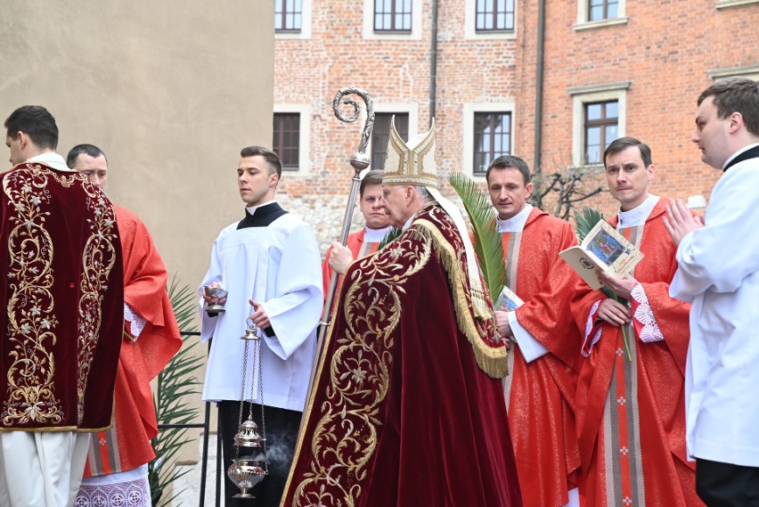 Abp Marek Jędraszewski poświęcił na Wawelu wielkanocne palmy krakowian
