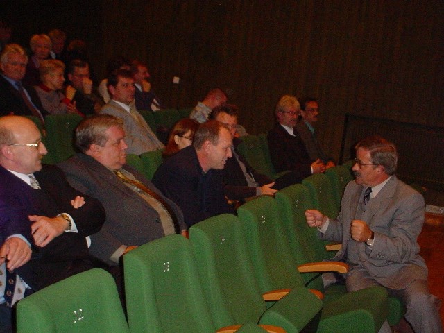 Krzysztof Fabianowski (z prawej) po raz czwarty kandyduje na fotel burmistrza Strzelec Opolskich.