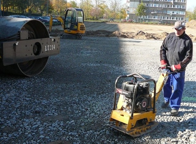 W październiku na osiedlu Zachód w Stargardzie przygotowano teren pod nawierzchnię mniejszego boiska. Wydawało się, że orlik powstanie w wyznaczonym terminie. Ale w kolejnym miesiącu, kiedy popsuła się pogoda, było już jasne, że będzie opóźnienie.