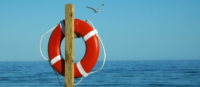 25-latek utonął w jeziorze Sławskim. Jak mówią świadkowie, młody mężczyzna w pewnym momencie zsunął się z materaca.