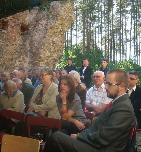 Uczestnicy konferencji zorganizowanej w ruinach kościoła świętego Michała w Gruszczynie.