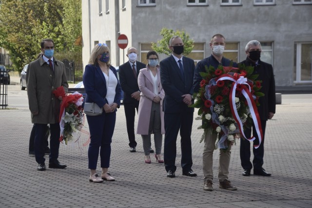 Obchody rozpoczęły się na Placu 3 Maja. Tam władze Aleksandrowa Kujawskiego oraz Powiatu Aleksandrowskiego złożyły wiązanki kwiatów. Następnie w kościele pw. NMP Wspomożenia Wiernych odbyła się Msza Św. koncelebrowana w intencji Ojczyzny. W związku z obostrzeniami mogło w niej wziąć udział tylko 68 mieszkańców.