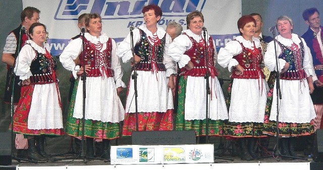Zespół śpiewaczy Rosiejowianki wystąpił w barwach Skalbmierza na prezydenckich dożynkach w Spale.