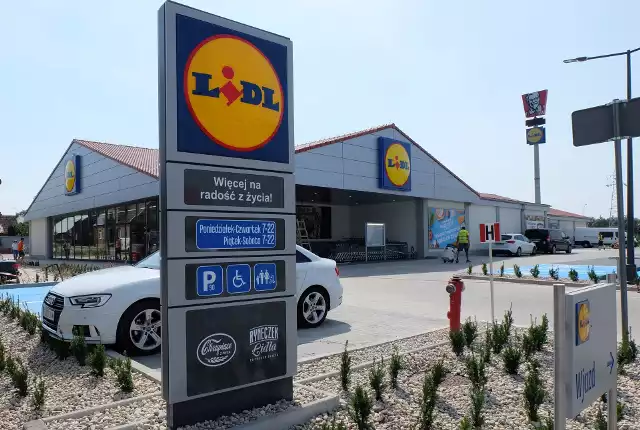 Remont sklepu Lidl przy ul. Nowowarszawskiej 6 w Białymstoku właśnie dobiega końca. W ramach prac wymieniono tu nawierzchnię parkingu wraz z jej oświetleniem.