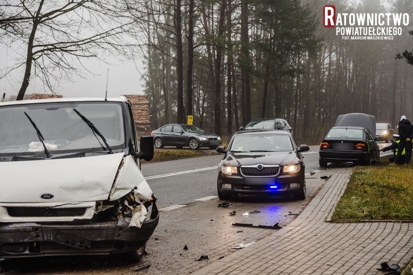 Wypadek na DK 16 Ełk - Sędki. Zderzyły się trzy auta. Dwie osoby poszkodowane [ZDJĘCIA]