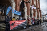 Kraków. Protest pod UJ. Żądają podwyżek dla pracowników szkolnictwa wyższego i nauki: "Mówimy dość!" [ZDJĘCIA]