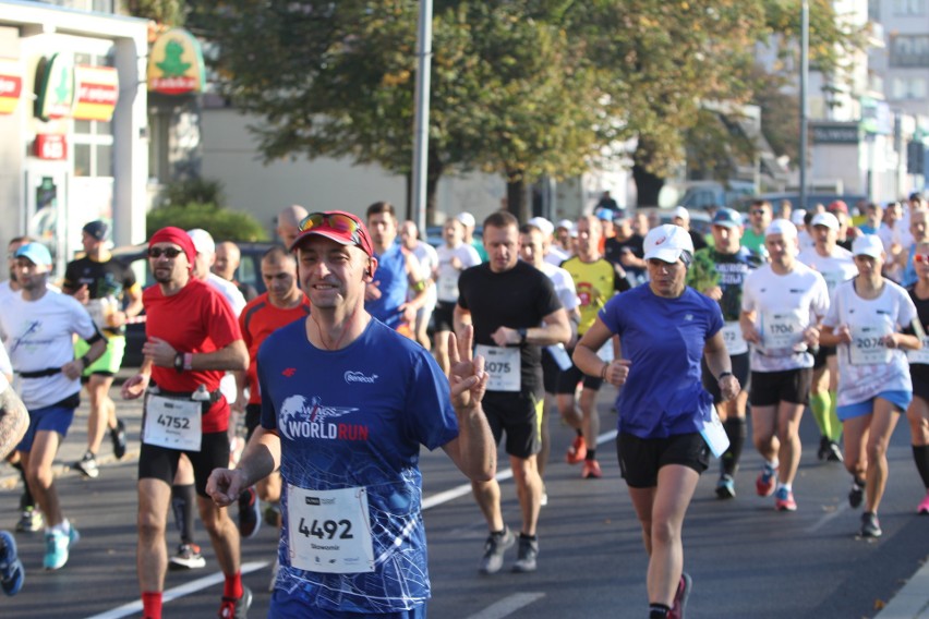 Zdjęcia z maratonu w Poznaniu 2018 - biegacze na pierwszym...