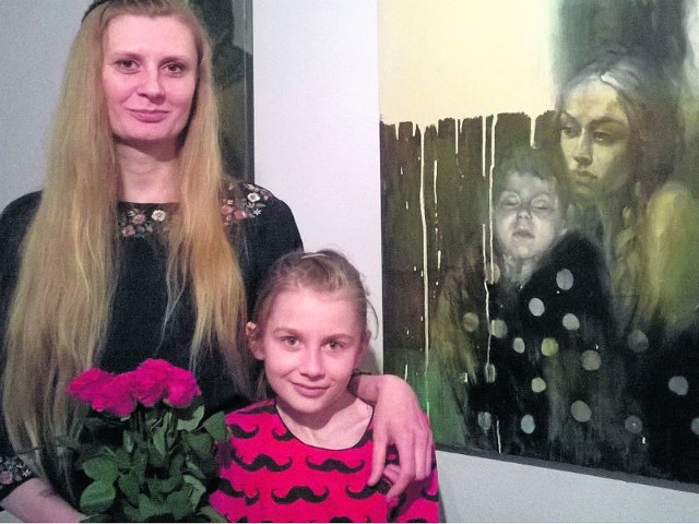 Barbara Porczyńska z córką. W tle obraz "Przepowiednia"