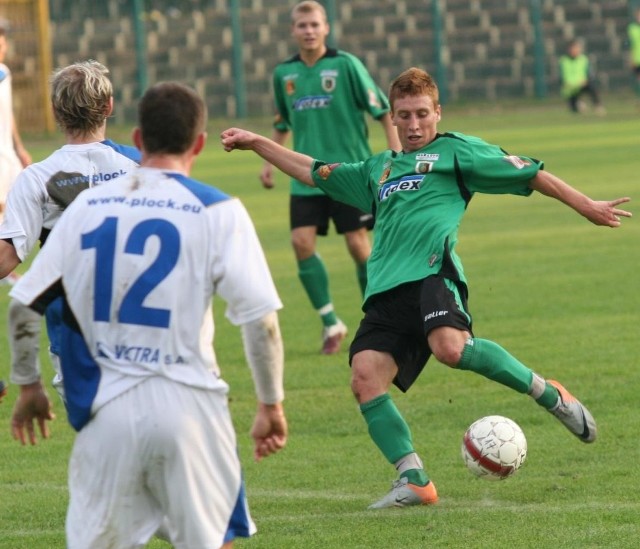 Piłkarze drugoligowej Stali Stalowa Wola (z piłką Rafał Turczyn) przegrali z Wisłą w Płocku 0:1.