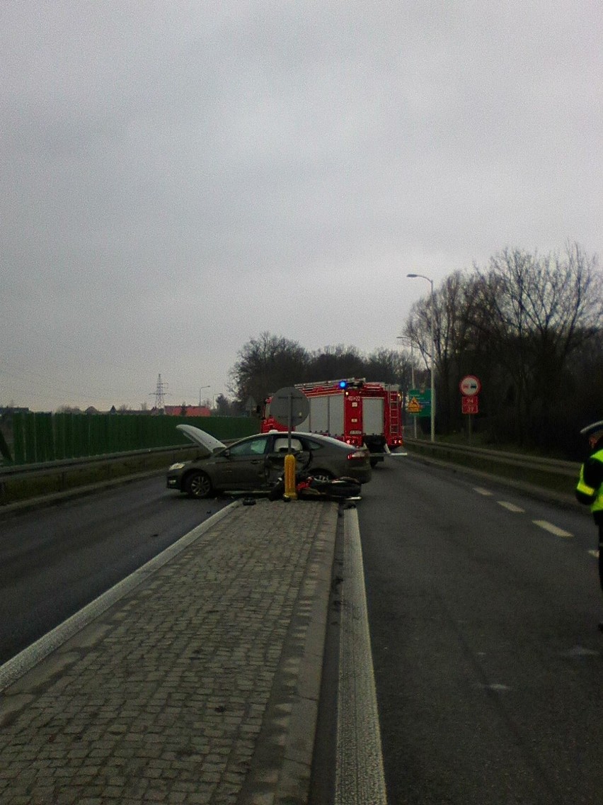 Ford zderzył się z motocyklem. Jedna osoba w szpitalu 