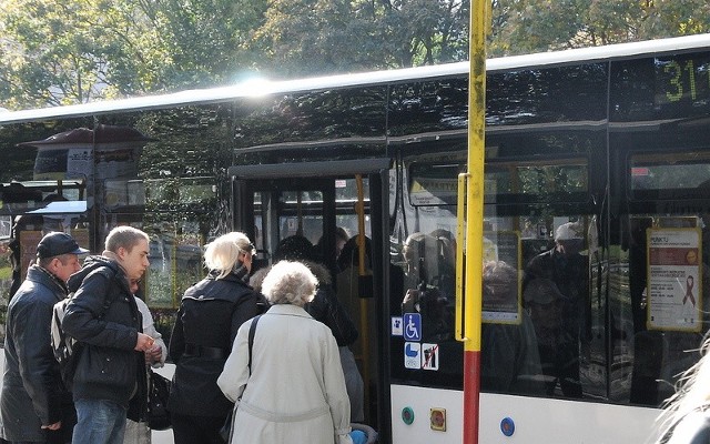 Niektórzy pasażerowie czekają na autobus z wolnymi miejscami nawet 40 minut