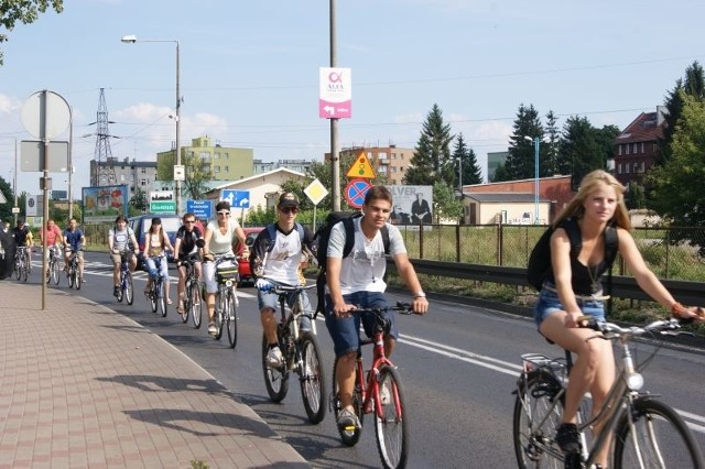 Kilkudziesięciu rowerzystów w kolumnie ruszyło dziś przez most im. Bronisława Malinowskiego. Jeździli około godziny