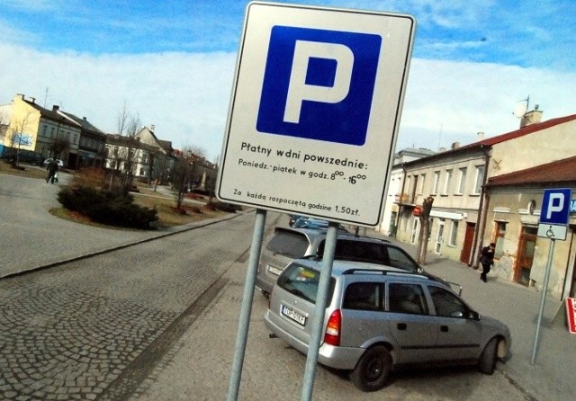 Cały opatowski rynek objęty jest strefą płatnego parkowanie w dni powszednie od godziny 8 do 16.