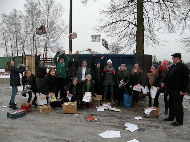 Tak cieszyli się organizatorzy akcji Makulatura na misje”, bo dochód ze sprzedaży papieru trafi na pomoc do Rwandy w Afryce.