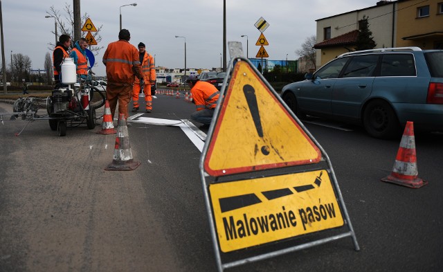 Jak tłumaczy rzecznik Miejskiego Zarządu Dróg w Toruniu Agnieszka Kobus-Pęńsko, został ogłoszony przetarg na malowanie znaków drogowych poziomych, jakimi są m.in. pasy na przejściach dla pieszych.