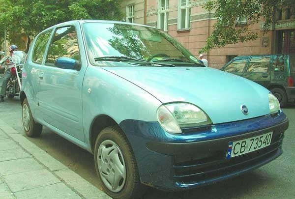 Fiat seicento prezentuje się niepozornie, ale to jego atut. W mieście można dosłownie wszędzie zaparkować.