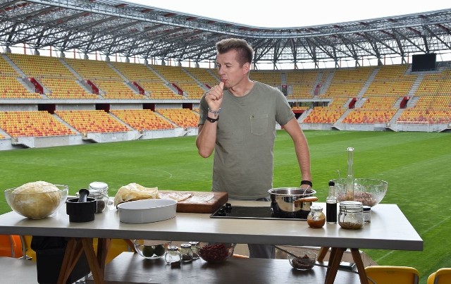 Karol Okrasa tym razem łamał przepisy na Stadionie Miejskim w Białymstoku.