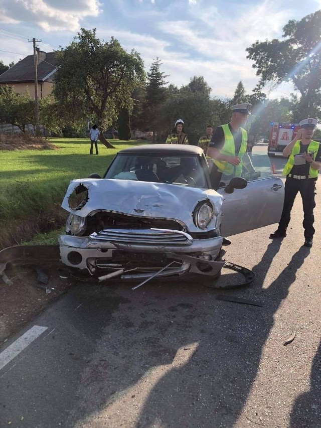 Do wypadku w Olszowej koło Ujazdu doszło we wtorek pod wieczór. Na miejsce został wezwany śmigłowiec LPR. Niebezpiecznie we wtorek było też w Lubochni oraz na skrzyżowaniu w Wygodzie.