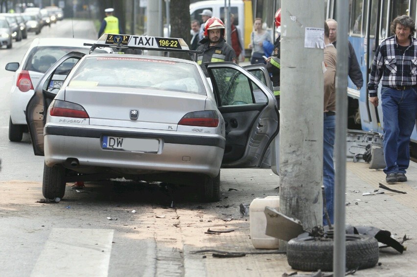 Wrocław: Wypadek taksówki na Mickiewicza (ZDJĘCIA)