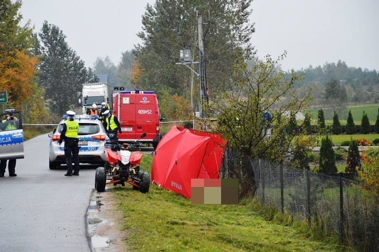 Policjanci wyjaśniają okoliczności wypadku drogowego, do...