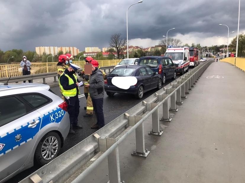 Wypadek na wiadukcie w Tarnobrzegu. Jedna osoba została ranna
