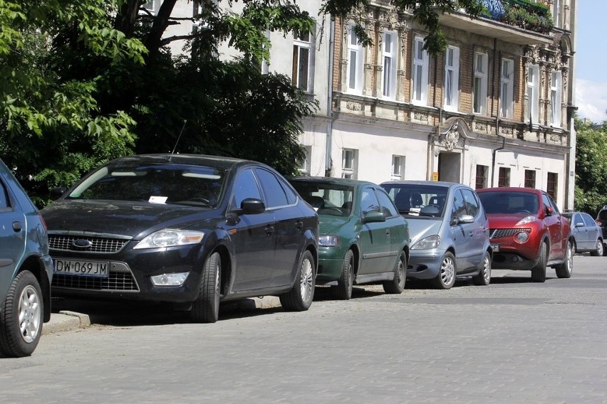 Straż miejska: Koniec parkowania na Księcia Witolda. Na razie karteczki, za chwilę mandaty (ZDJĘCIA)