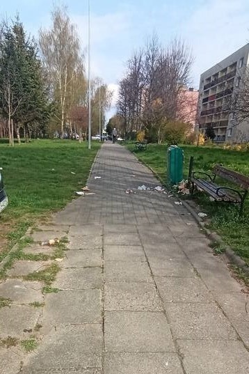 Bałagan w pobliżu McDonald’sa w Słupsku. Miasto sprząta, ludzie śmiecą, a Straż Miejska zapowiada interwencję [ZDJĘCIA]