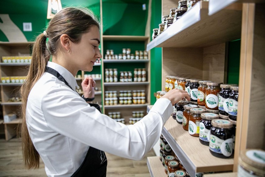 Są i suszone grzybki, i pachnące miody, i aromatyczne...