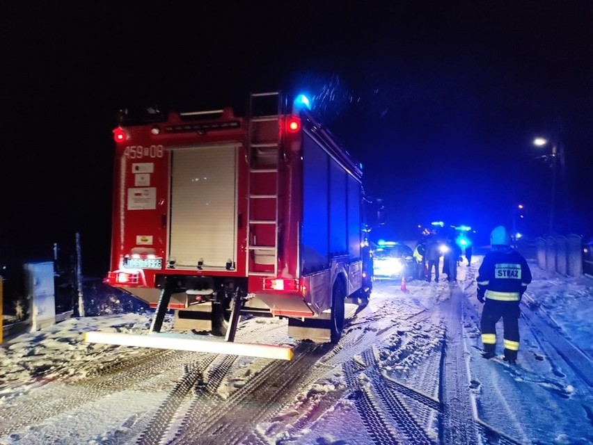 Czołowe zderzenie dwóch samochodów w Ćmielowie. Ranna kobieta