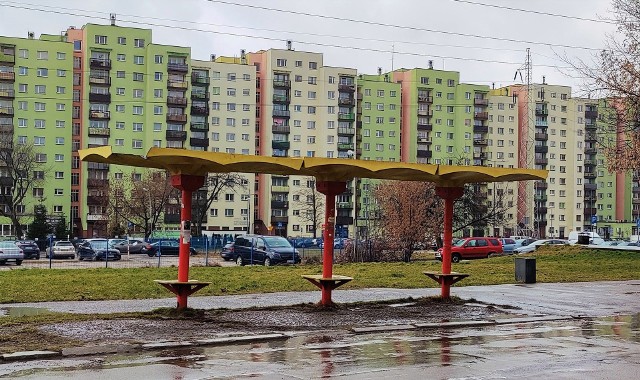 Ostatnia w Dąbrowie Górniczej wiata autobusowa, pamiętająca czasy PRL-u, stoi sobie przy ulicy Tysiąclecia Zobacz kolejne zdjęcia/plansze. Przesuwaj zdjęcia w prawo naciśnij strzałkę lub przycisk NASTĘPNE