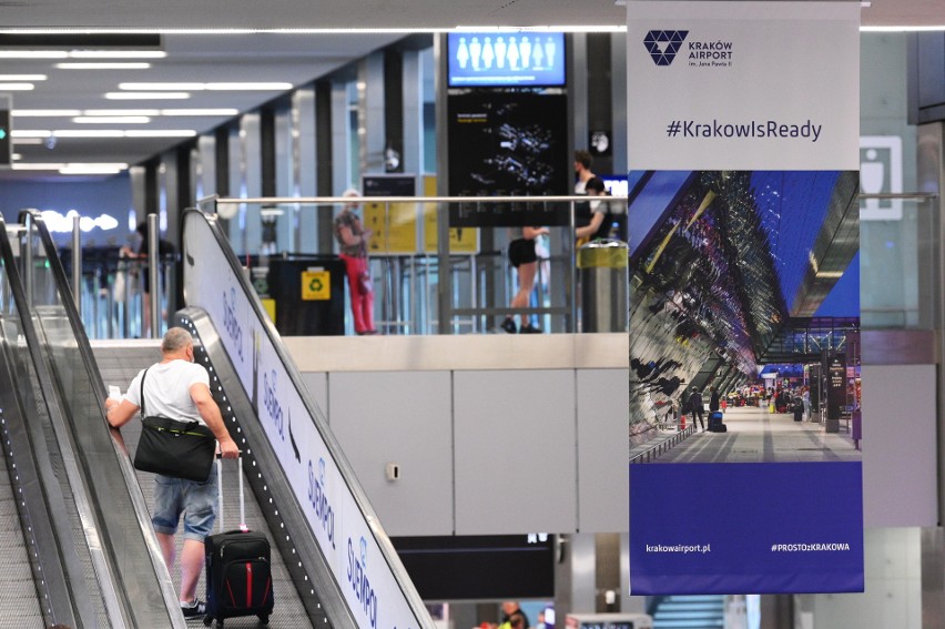 Lotnisko w Krakowie wraca do normalności. Mimo trwającej pandemii odnotowało w listopadzie kolejny wzrost liczby obsłużonych pasażerów