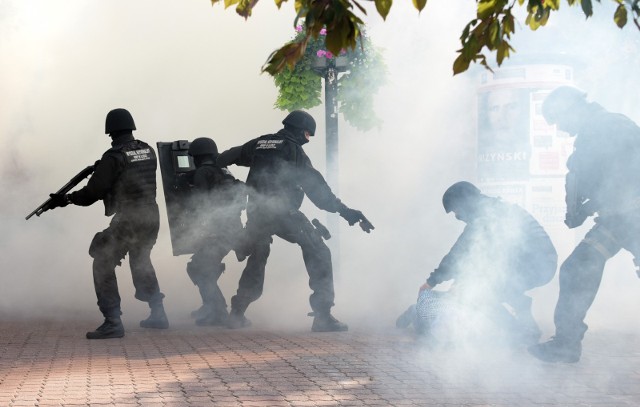 Gdzie we Wrocławiu jest najbezpieczniej? Zobacz listę osiedli, na których bardzo rzadko albo wcale policja nie łapie sprawców przestępstw na gorącym uczynku. Zestawienie powstało na podstawie danych z Komendy Wojewódzkiej Policji we Wrocławiu za pierwszy kwartał 2018 roku. We Wrocławiu zatrzymano łącznie na gorącym uczynku 1768 osób podejrzanych o popełnienie przestępstw, 305 pijanych kierowców i 5 sprawców wypadków drogowych.  Przejdź do galerii, by zobaczyć najbezpieczniejsze wrocławskie osiedla