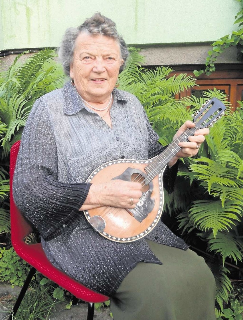 Anna Knapik z mandoliną przed domem w Prądniku Korzkiewskim.