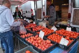 Piątkowy targ w Stalowej Woli. Duży wybór śliwek i jabłek. Zobacz ceny owoców i warzyw 