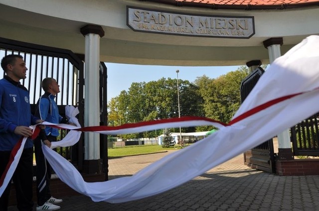 Uroczystości nadania imienia stadionowi zebrały tłum mieszkańców Szczecinka i okolic. Także z popularnego "mechanika&#8221;, z którym Kazimierz Lis był związany przez lata.