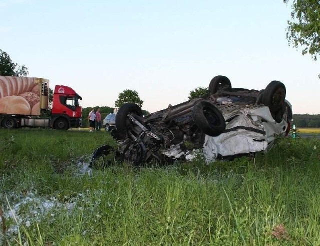 Po wypadku z auta została tylko miazga. 29-kierowca zmarł w szpitalu w Głogowie.
