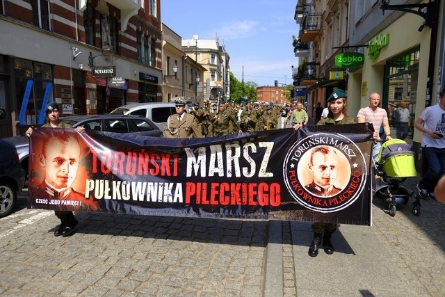 Imię płk. Witolda Pileckiego nadano w niedzielę (12.05) toruńskiemu rondu u zbiegu ul. Łódzkiej i Trasy Wschodniej. Tego samego dnia ulicami starówki przeszedł VIII Marsz Pułkownika Pileckiego. Obejrzyjcie naszą fotorelację. Zobacz także: Ile zarabia marszałek Piotr Całbecki? [PENSJA, SAMOCHÓD, KREDYTY]