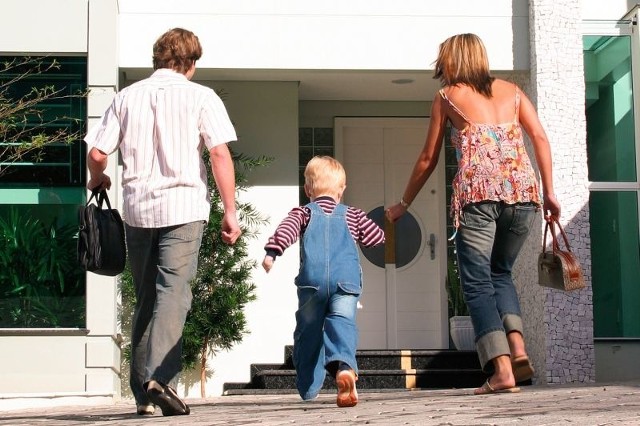 Rodzina przy własnym domuSpłacający kredyty hipoteczne Rodzina na Swoim będą mieli łatwiej