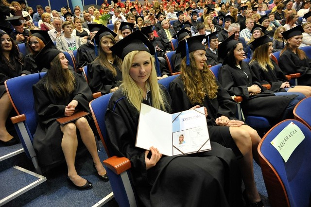 Dyplomy z wyróżnieniem otrzymało 46 studentów.