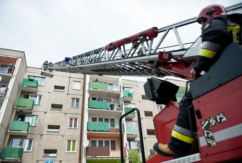 Strażacy przy użyciu drabiny mechanicznej weszli przez okno...