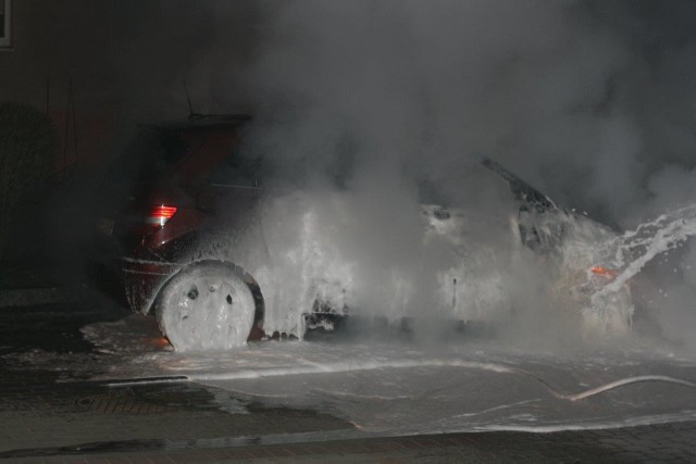 W nocy przy ulicy Małcużyńskiego spłonął mercedes