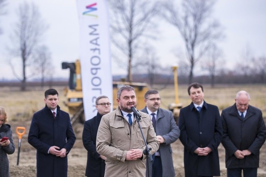 Wbito pierwszą łopatę pod budowę łącznika autostradowego w Bochni [ZDJĘCIA]