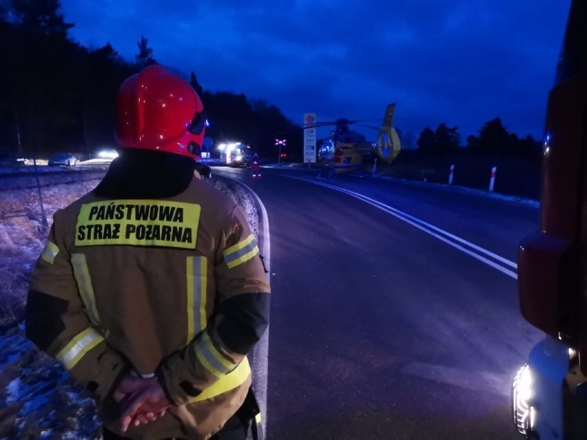 Lęborski: po wypadku samochodowym ciężko rannego mężczyznę zabrał LPR