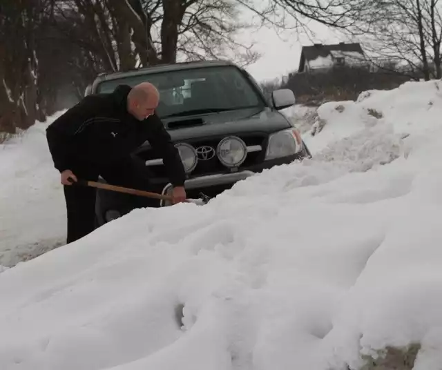 Na zakręcie zakopują się nie tylko tiry, ale nawet samochody terenowe. Andrzej Boniek ze śniegiem walczy codziennie. 