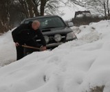 Ul. Legionów Polskich w Słupsku zatarasowana wywożonym śniegiem 