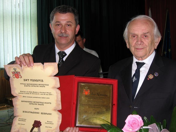 Mieczysław Hampel (po prawej) tuż po uroczystości nadania mu tytułu Honorowego Obywatela Ustrzyk Dolnych. Dokument trzyma burmistrz Henryk Sułuja. 