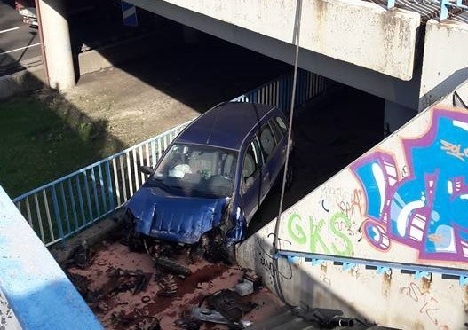 Katowice: Samochód spadł pod wiadukt na ul. Kościuszki