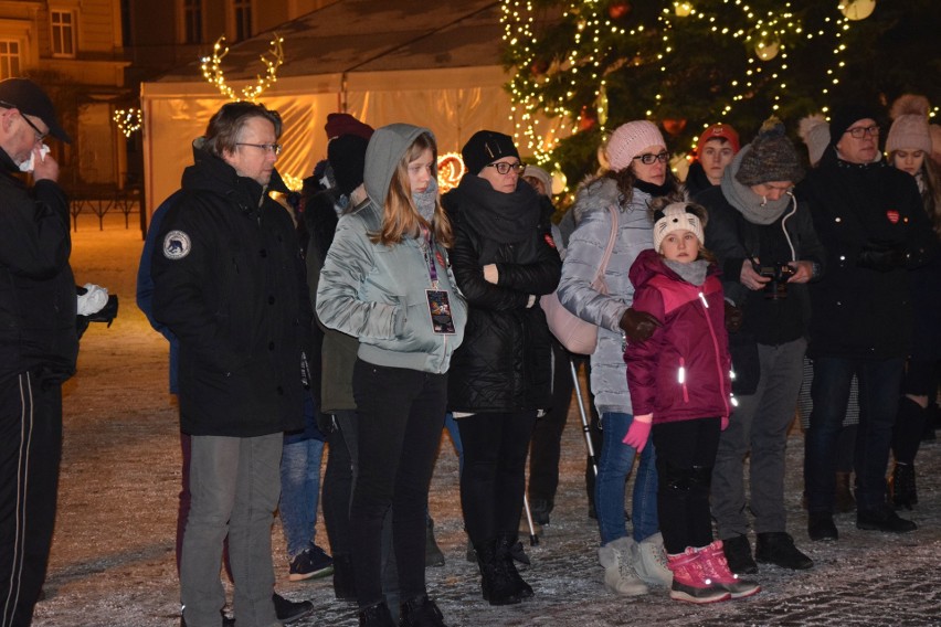 Kilkudziesięciu chojniczan pod fontanną ze światełkiem dla prezydenta Adamowicza [zdjęcia]
