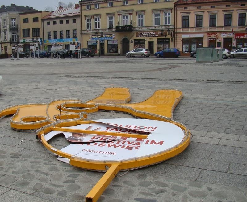 Oświęcim. Symbol Tauron Life Festival zniknął z płyty Rynku. Instalacja została zabrana przez wykonawcę do magazynu [ZDJĘCIA]